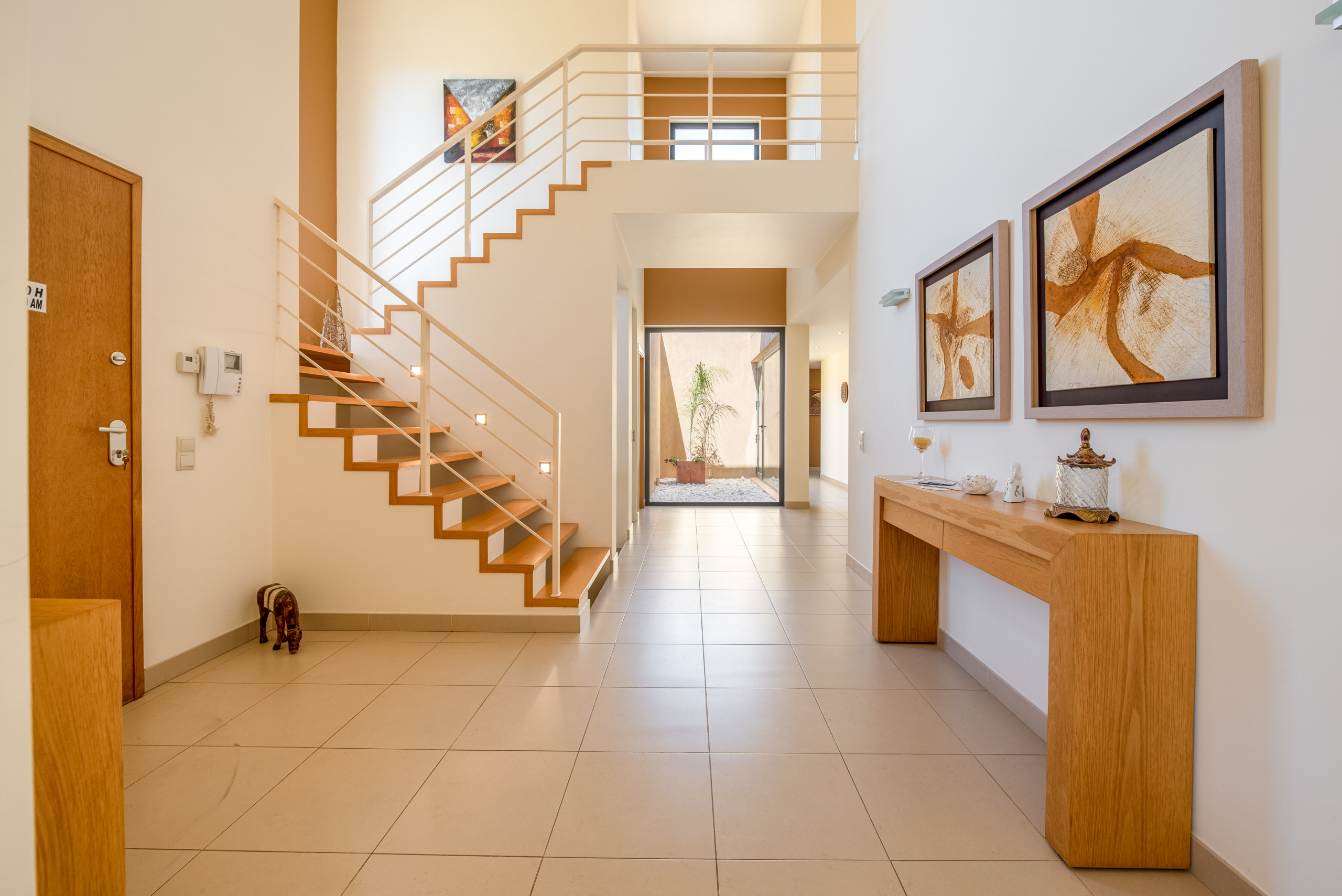 villa-for-sale-in-São-Gonçalo-de-Lagos-entrance-hall