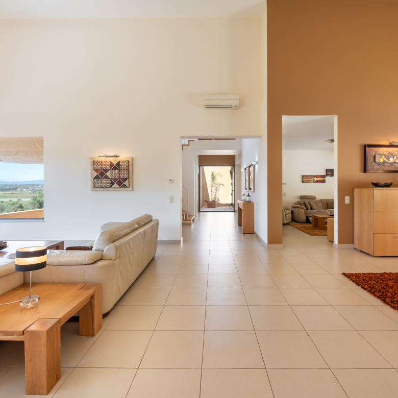 villa-for-sale-in-São-Gonçalo-de-Lagos-living-room-area