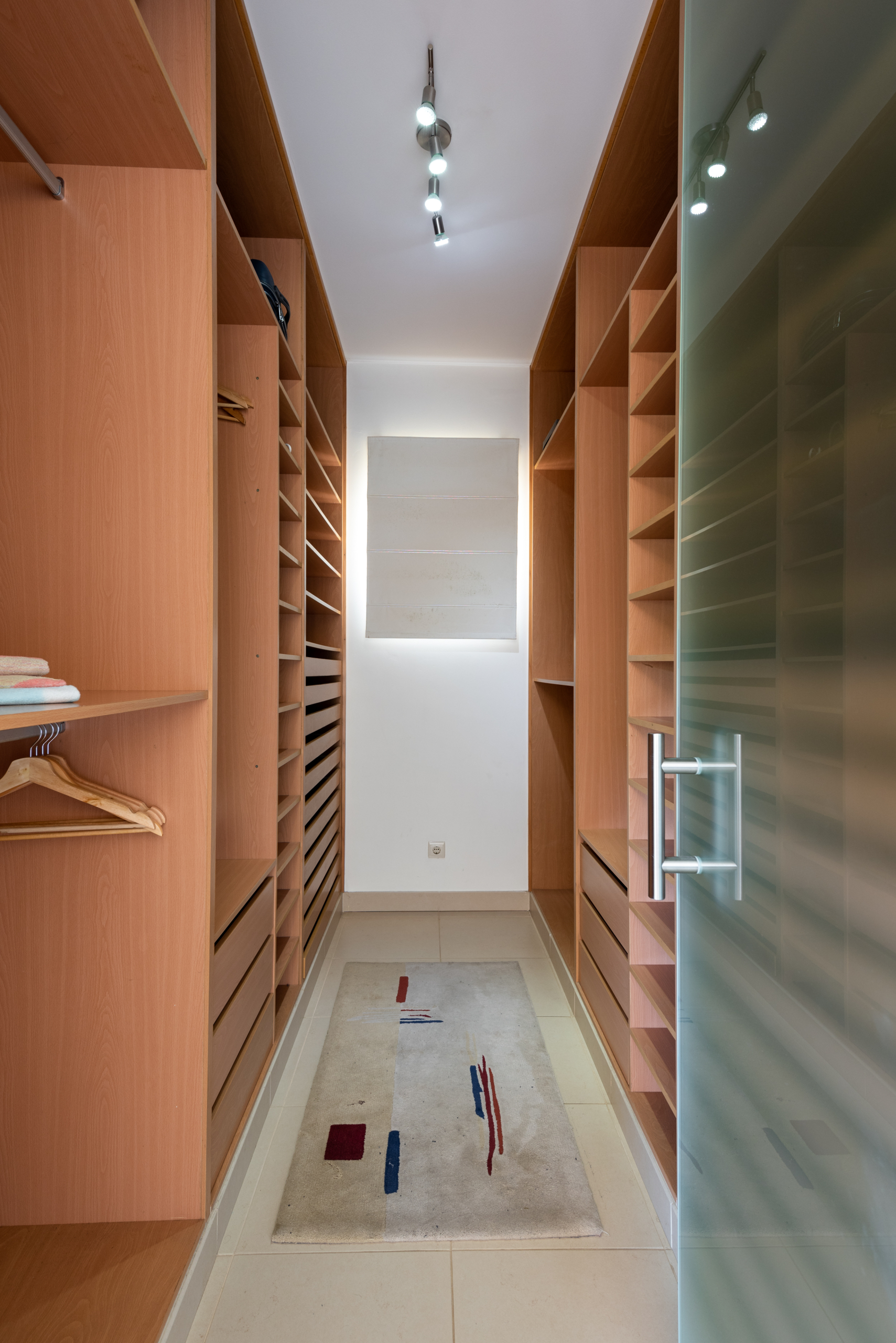 5-bedroom- villa-for-sale-in-São-Gonçalo-de-Lagos-closet-storage