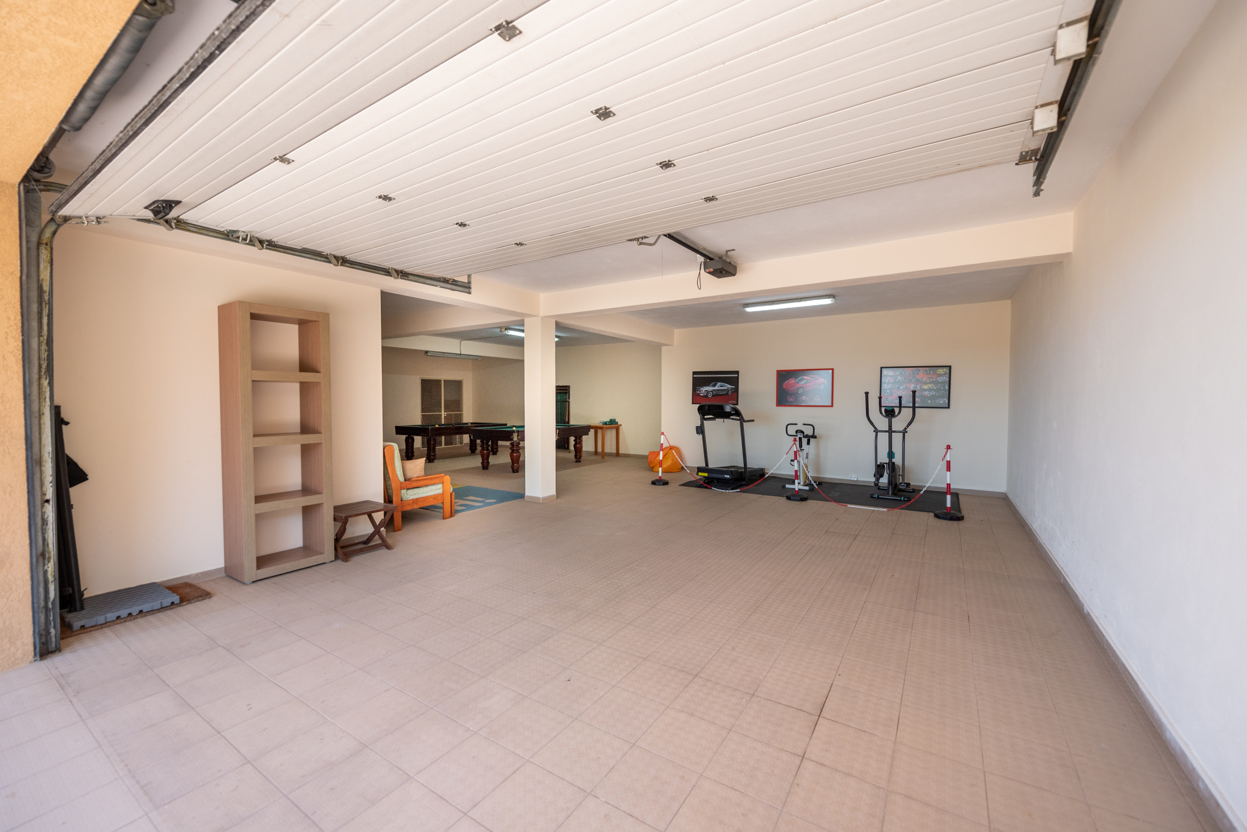 villa-for-sale-in-São-Gonçalo-de-Lagos-garage-parking-spot